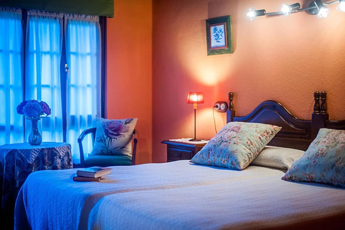 Twin Room | Desk, free WiFi, bed sheets