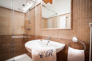 Superior Double Room | Bathroom | Shower, free toiletries, towels - Casa de Aldea Riosol (Cangas de Onis)