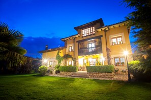 住宿正面 (夜晚)