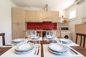 Refrigerador con freezer, microondas, horno, placa de cocina