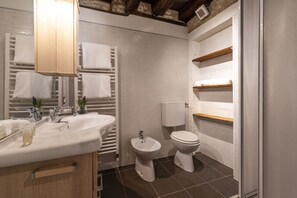 Ducha, secador de pelo, bidet, toallas