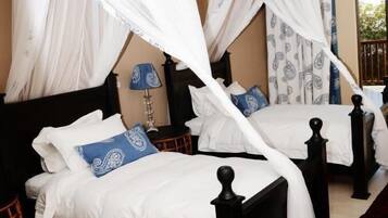 Kahden hengen classic-huone (kaksi sänkyä) | Yksilöllisesti sisustettu, yksilöllisesti kalustettu, työpöytä