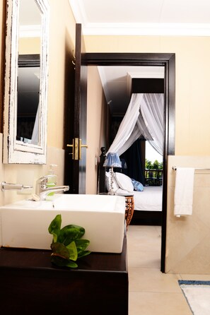 Cabezal de ducha tipo lluvia, artículos de tocador gratuitos, batas