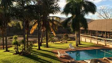 2 piscines extérieures