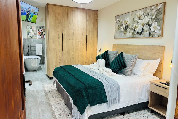 Honeymoon Suite | In-room safe, desk, blackout drapes, bed sheets