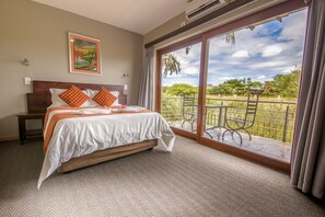 Family Room | In-room safe, desk, blackout curtains, bed sheets - RIO VISTA LODGE (Nkomazi)