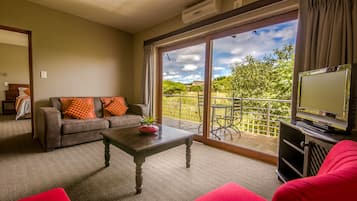 Family Room | In-room safe, desk, blackout curtains, bed sheets