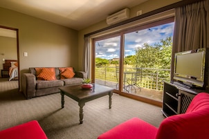 Family Room | In-room safe, desk, blackout drapes, bed sheets