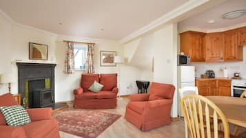 Cottage (Hawthorn) | Living area | Flat-screen TV, fireplace, DVD player