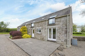 Cottage (Ash) | Garden view - Cardross Estate Holiday Cottages (Stirling)
