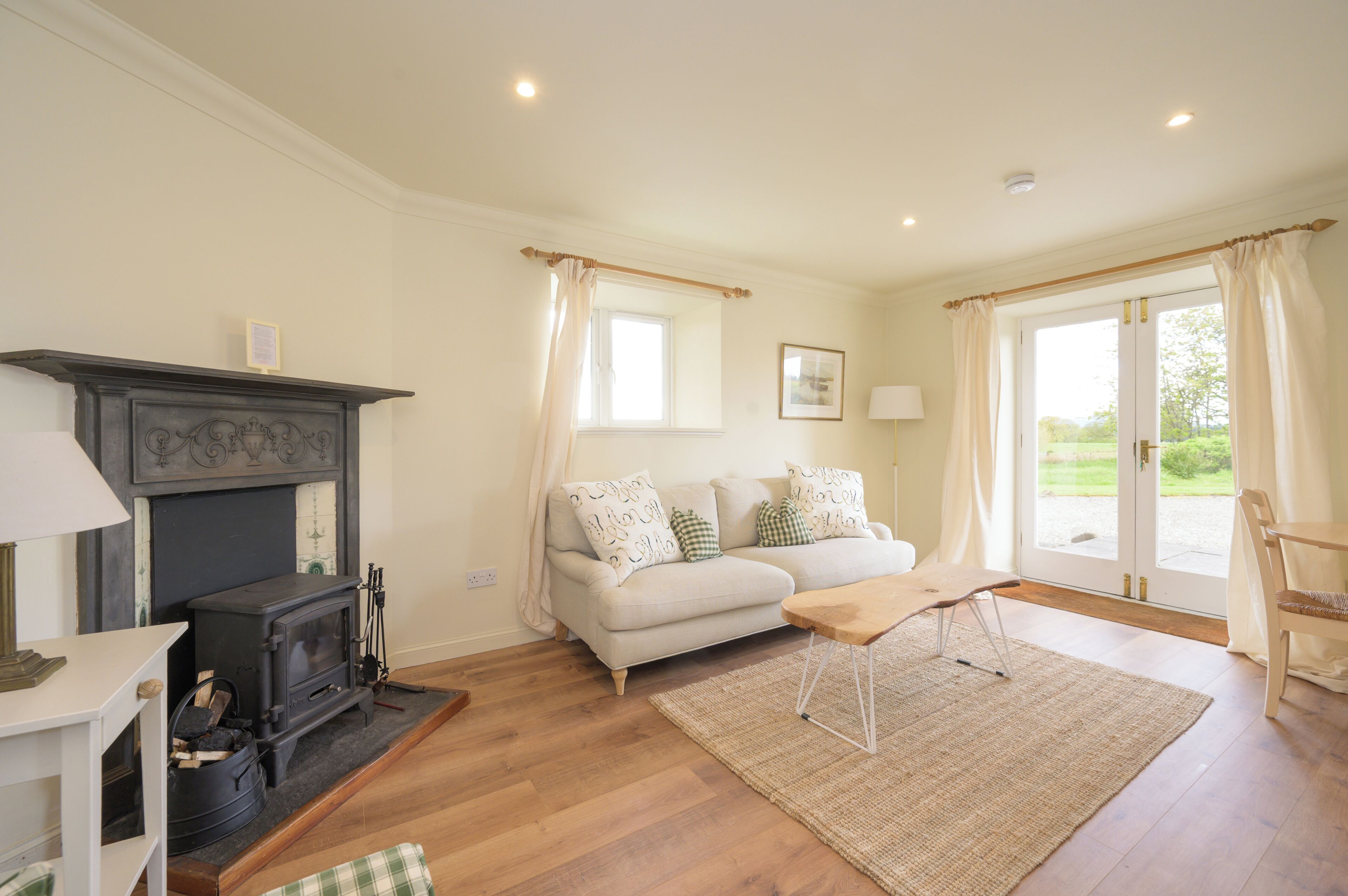 Cottage (Ash) | Living area | Flat-screen TV, fireplace, DVD player