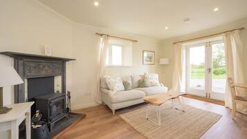 Cottage (Ash) | Living area | Flat-screen TV, fireplace, DVD player