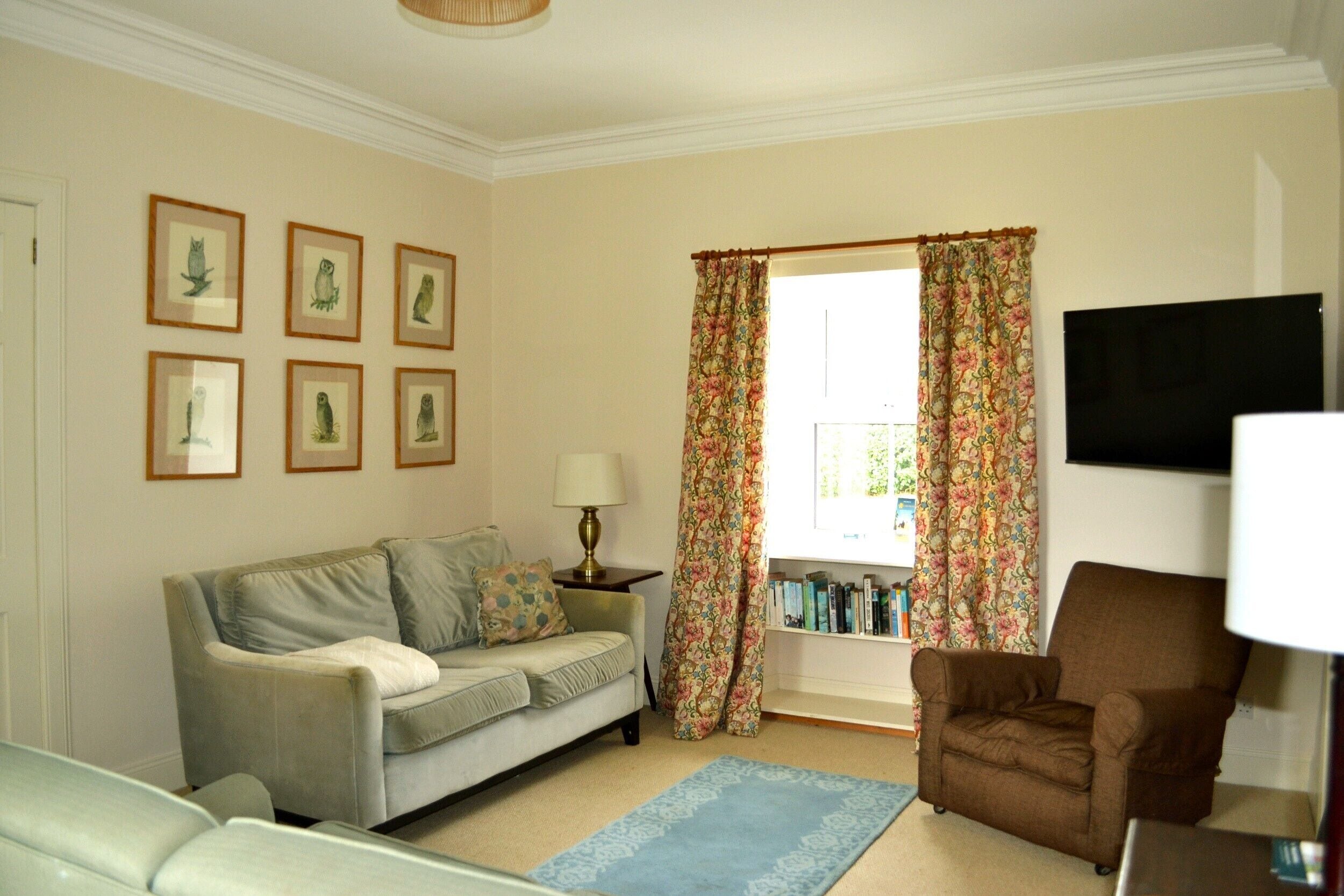 Cottage (Arnvicar) | Ruang keluarga | TV layar datar, perapian, dan pemutar DVD