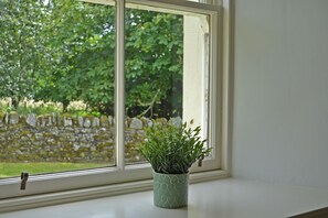 Garden view - Cardross Estate Holiday Cottages (Stirling)