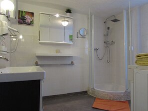 Ferienhaus, 3 Schlafzimmer, Veranda (inkl. €50 Endreinigungsgebühr) | Badezimmer