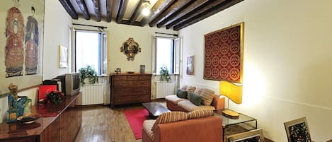 Apartament, 1 dormitori | Sala d'estar | Televisor
