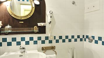 Appartement, 1 slaapkamer | Badkamer | Een douche, een bidet, handdoeken