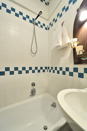 Departamento, 1 habitación | Baño | Regadera, bidet, toallas 