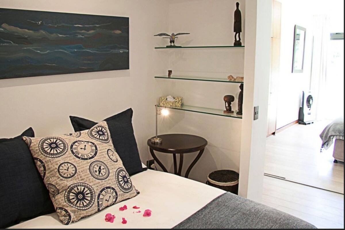 Glen Beach Villa 1 | WiFi (free), individually decorated, individually furnished, bed sheets