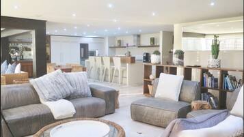 Glen Beach Bungalow -Main House | Living area