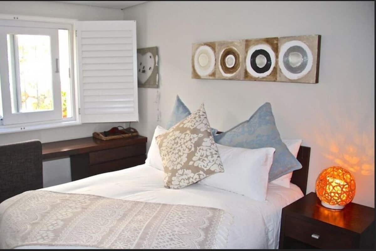 Glen Beach Bungalow -Main House | WiFi (free), individually decorated, individually furnished, bed sheets
