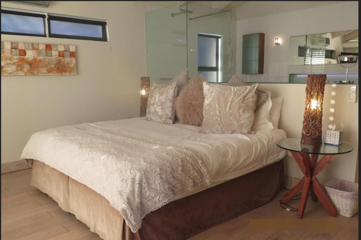 Glen Beach Bungalow - Penthouse | WiFi (free), individually decorated, individually furnished, bed sheets