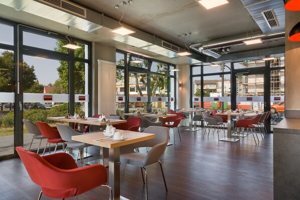 Daily to-go breakfast (EUR 7.9 per person) - Signature East Hotel Apartment (Hamburg)