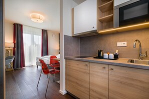 Apartamento estándar (1) | Cocina básica privada | Hervidor eléctrico, tostadora, trona infantil y utensilios de cocina