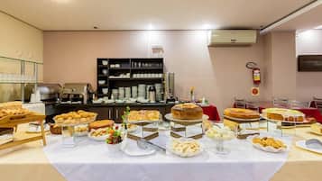 Bữa sáng buffet hàng ngày với phụ phí nhỏ