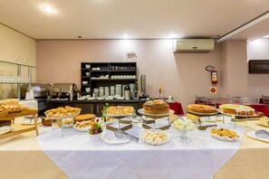 Free daily buffet breakfast  - Tri Hotel Criciúma (Criciuma)