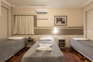 Quarto triplo luxo | Escrivaninha, cortinas blackout, Wi-Fi de cortesia, roupa de cama