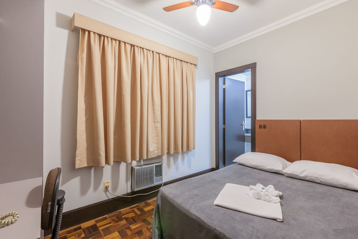 Chambre Standard double | Bureau, rideaux dâobscurcissement, accĂšs au Wi-Fi (inclus)