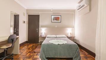 Minibar, escritorio, cortinas blackout y wifi gratis