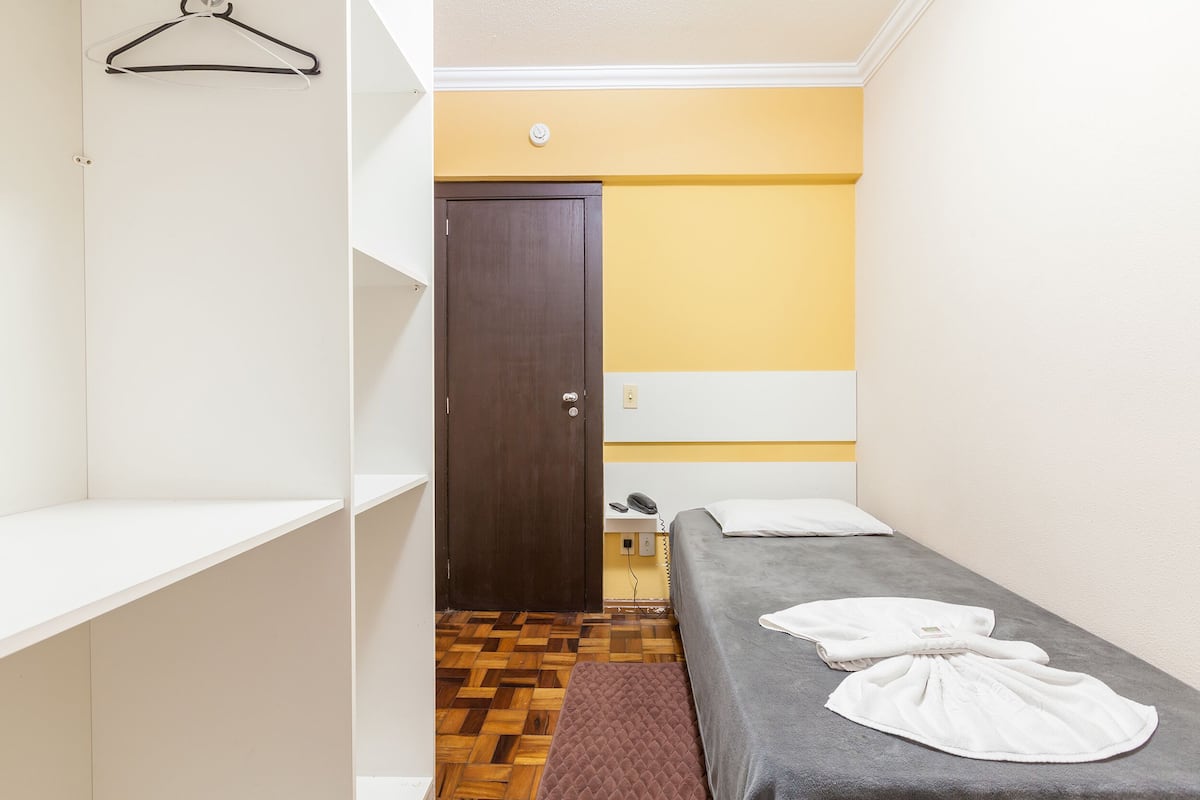 Chambre simple Standard | Bureau, rideaux dâobscurcissement, accĂšs au Wi-Fi (inclus)