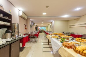朝食 (ビュッフェ)、毎日提供 (有料)