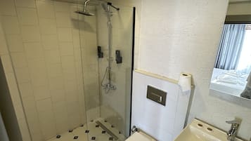小型双人房, 花园景观, 一层 | 浴室 | 淋浴设施、名牌洗护用品、吹风机、拖鞋