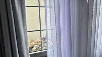 Chambre Double Junior, rez-de-chaussée | Minibar, fer et planche à repasser, Wi-Fi gratuit, draps fournis