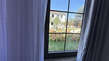 小型双人房, 花园景观, 一层 | 迷你吧、熨斗/熨板、免费 WiFi、床单
