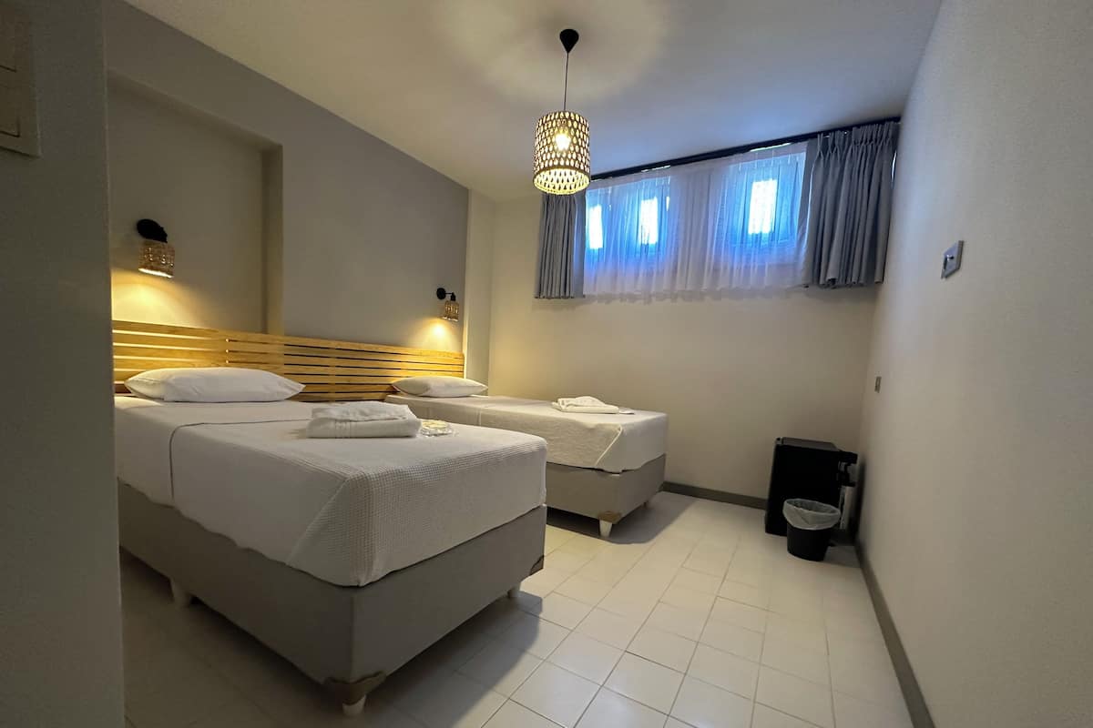 Economy Twin Room (Bodrum Kat - Basement) | Minibar, tabla de planchar con plancha, wifi gratis y ropa de cama