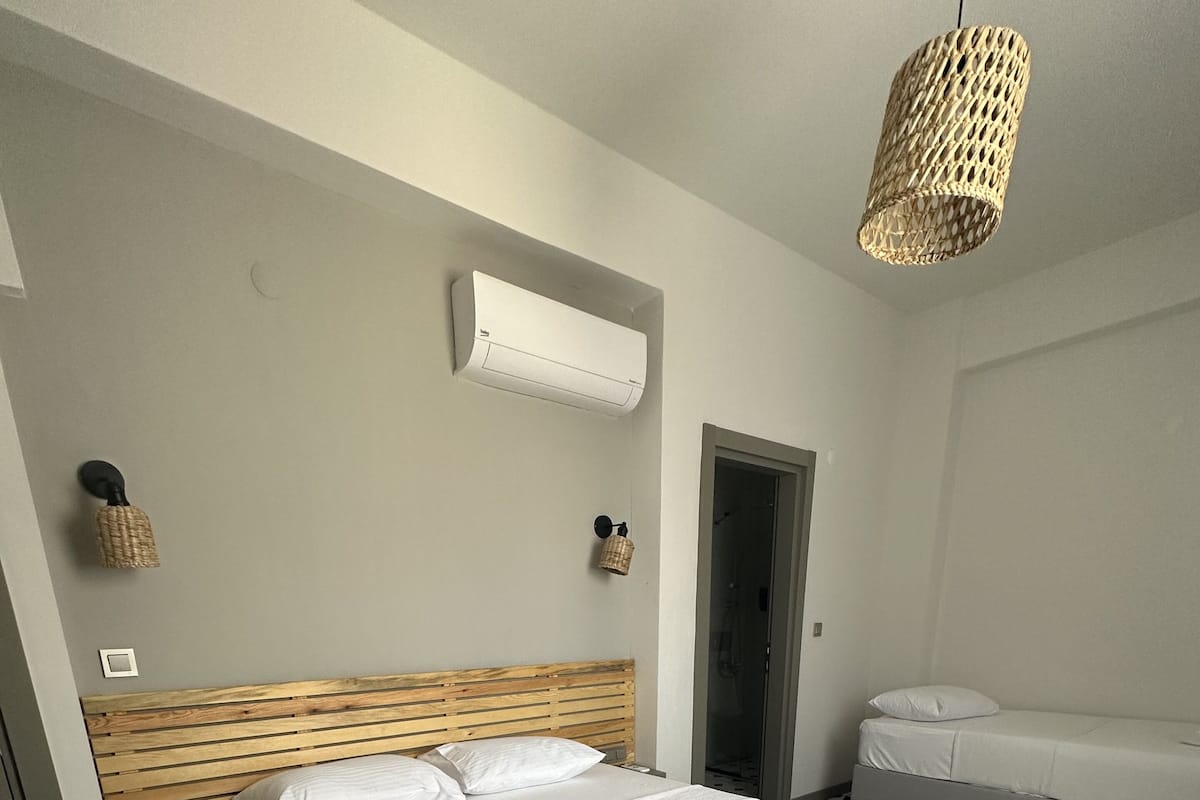 Habitación triple Confort, varias camas | Minibar, tabla de planchar con plancha, wifi gratis y ropa de cama