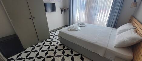 Habitación junior doble, planta baja | Minibar, tabla de planchar con plancha, wifi gratis y ropa de cama