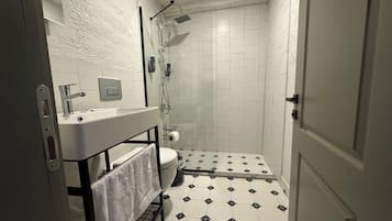 Economy Twin Room (Bodrum Kat - Basement) | Minibaari, silitysrauta/-lauta, ilmainen Wi-Fi, vuodevaatteet