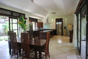 Refrigerador, microondas, placa de cocina, cafetera/tetera