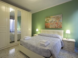 2 bedrooms, individually decorated, individually furnished, desk - Coco (Venice)