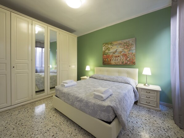 2 bedrooms, individually decorated, individually furnished, desk - Coco (Venice)