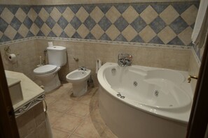Suite familiar, bañera de hidromasaje, vistas a la montaña | Baño | Ducha, artículos de higiene personal gratuitos y secador de pelo