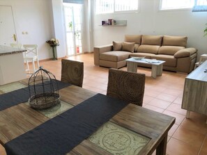 Casa familiar, 2 habitaciones, accesible para personas con discapacidad, cocina básica | Cortinas opacas, camas supletorias, wifi gratis y ropa de cama