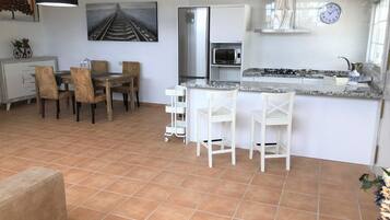 Casa familiar, 2 dormitoris, accessible, cuina bàsica | Cortines opaques, llits addicionals, wifi gratuïta i roba de llit