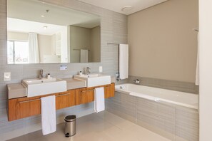 พาโนรามิกคอนโด, 2 ห้องนอน, ระเบียง, วิวท่าเรือ | ห้องน้ำ | ฝักบัวในอ่างอาบน้ำ, อ่างอาบน้ำแบบแช่ตัว, ของใช้ในห้องน้ำฟรี, ผ้าเช็ดตัว