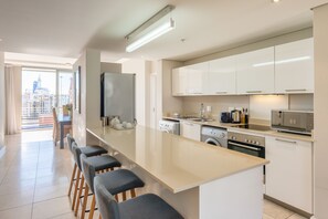 Panoramic-Apartment, 2 Schlafzimmer, Balkon, Hafenblick | Eigene Küche | Kühlschrank, Mikrowelle, Ofen, Herdplatte